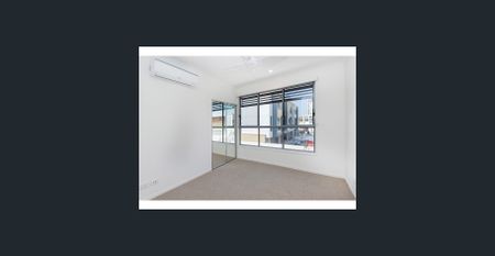 Emerald Lakes Lifestyle Living – Spacious Modern Townhouse - Photo 3