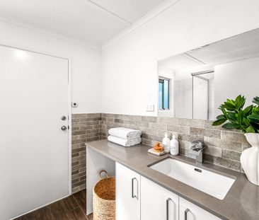 Charming Freestanding 2 Bedroom Home! - Photo 6