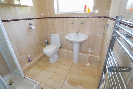 1 bedroom in a house share to rent - Photo 4