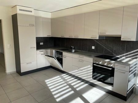 Family apartment with 4.5 rooms and closed balcony! - Photo 2
