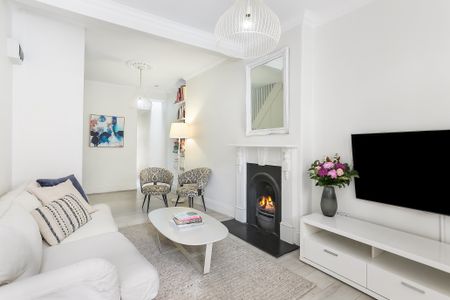 Contemporary and Stylish Three Bedroom Terrace with Parking - Photo 2