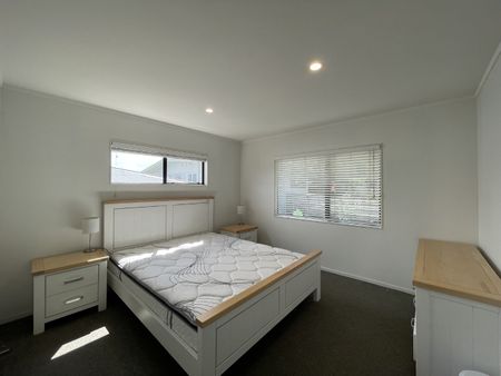 3 Bedrooms, Forrest Hill - Photo 3