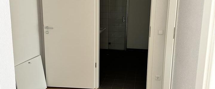 Bezugsfertige Wohnung - Einfach Möbel rein und Füße hoch! - Foto 1