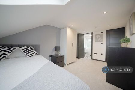 1 bedroom in a house share to rent - Photo 2