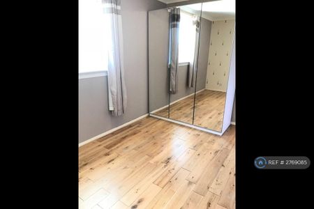 3 bedroom flat to rent - Photo 4