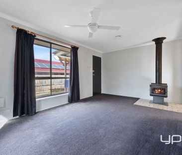 Low Maintenance 3 Bedroom Home in Melton South! - Photo 2