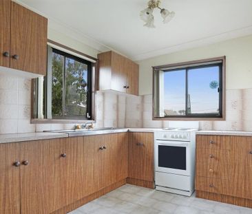 Low-Maintenance Living in the Heart of Lake Illawarra - Photo 3