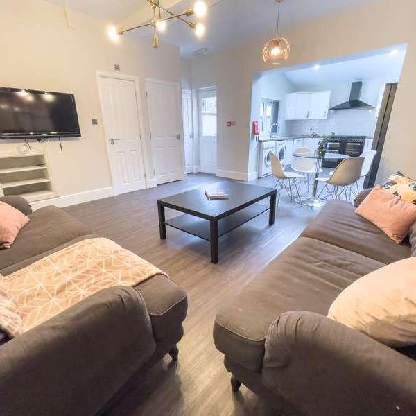 Esher Road, L6 - Photo 1