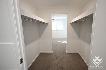 LUXURY 4 BEDROOM TOWNHOUSE 2 LIVING AREAS - Photo 3