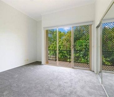 Spacious 3 Level Townhouse with 3 large Balconies - as big as a house! - Photo 3