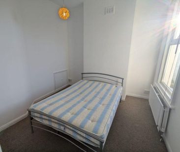 3 bedroom flat to rent - Photo 4