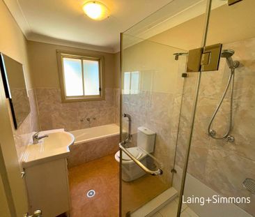 Modern three-bedroom townhouse - Photo 4