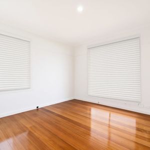 3 Bedroom home WITH separate Bungalow! - Photo 2