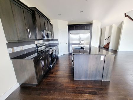 Beautiful 4 bed + den/4 bath Home in Wilden - Photo 5