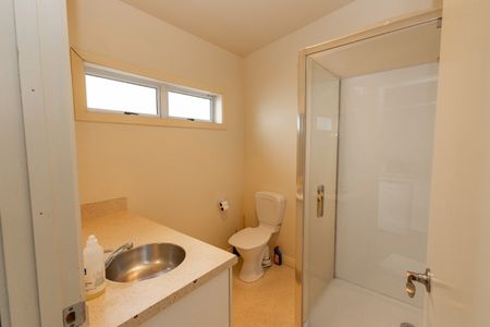 Boarding house rooms available now! - Photo 5