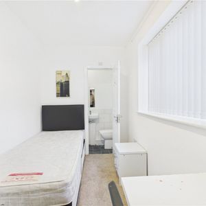 Flat 1, Room 2, - Photo 2