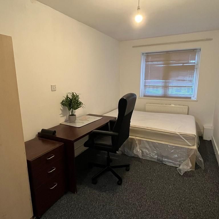 1 bedroom in a house share to rent - Photo 1