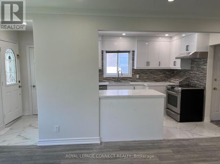 54 Foxrun Avenue – Toronto W05, Ontario - Photo 2