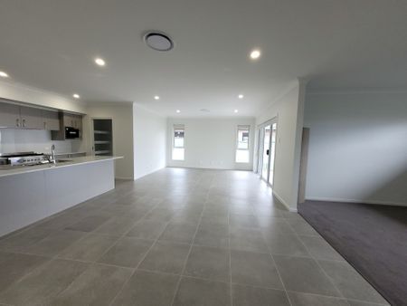 Spacious 4-Bedroom Home in the Endeavour Estate - Photo 2