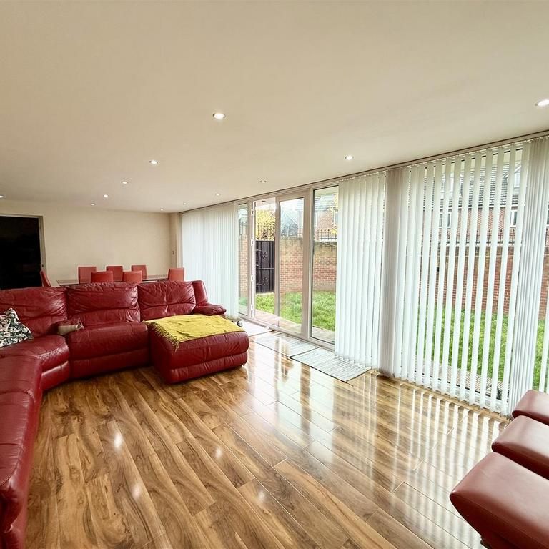 6 bedroom detached house to rent - Photo 1