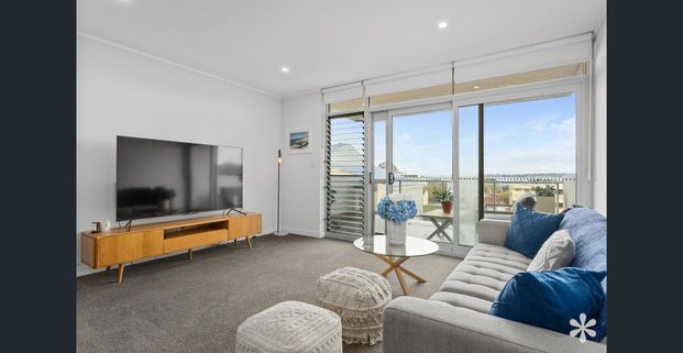 Stylish Living in the Heart of Como - Photo 1