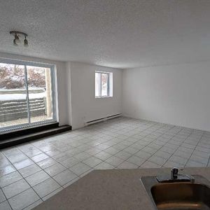 5 1/2 rénové demi sous sol bien éclairé dans 12 logements - Photo 2