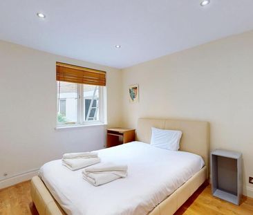 4 bedroom mews to rent - Photo 1