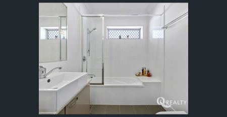 🏡Highly Sought After Unit & Location! - Photo 2