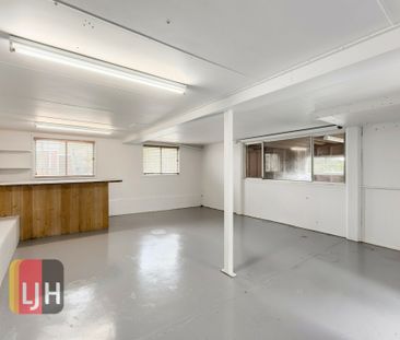 4 BEDROOM HOME LOCATED CLOSE TO EVERYTHING - Photo 2