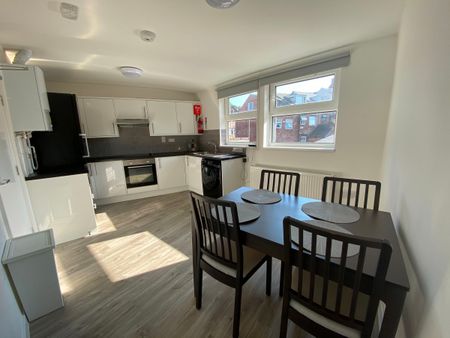 3 bedroom flat to rent - Photo 2