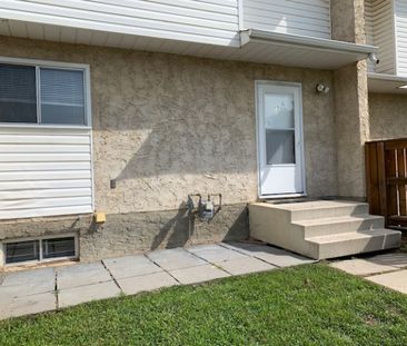 PET FRIENDLY RENOVATED TOWNHOUSE IN NORMANDEAU!!! - Photo 4
