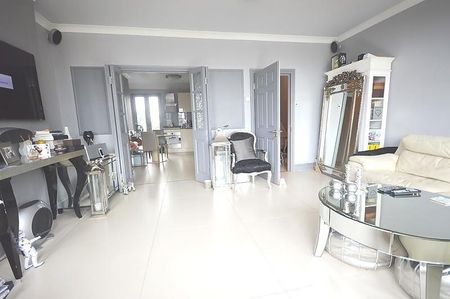 3 bedroom apartment to rent - Photo 2