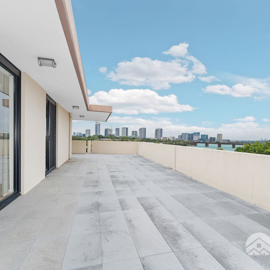 Luxury Penthouse Apartment with water view - Photo 1