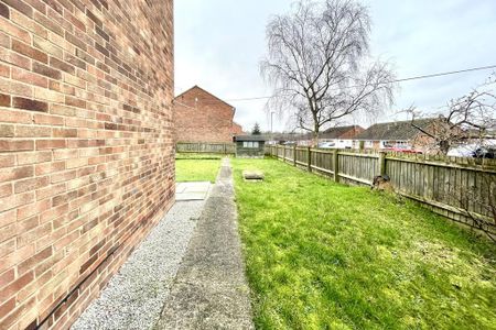 2 bedroom end of terrace house to rent - Photo 4