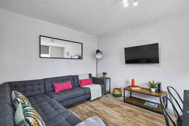 1 bedroom in a house share to rent - Photo 1