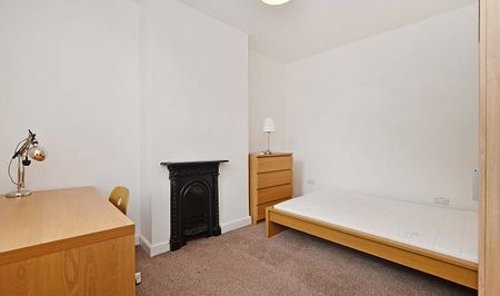 Stunning 3 Bedroom Recently Renovated House - Photo 3