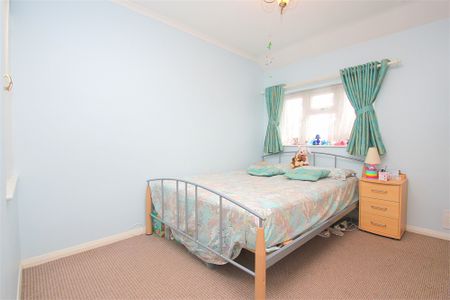 3 bed terraced house to rent in Randall Close, Langley, SL3 - Photo 5