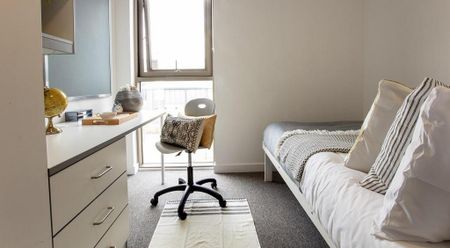 1 bedroom in a flat share to rent - Photo 2