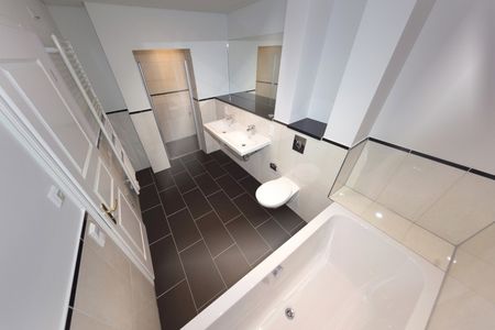 Hochwertig sanierte Maisonette-Altbauwohnung mit Balkon ! - Photo 3