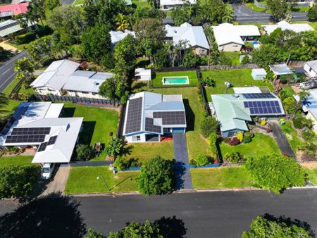 Fully Air condition - 13KW Solar - Pool - Near Mt Sheridan Plaza - Photo 3