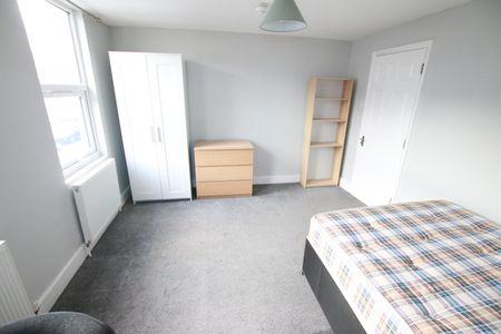 6 Bed Terraced House, Grange Avenue, RG6 - Photo 5