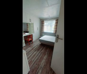 Room in a Shared House, Dale Valley Road, SO16 - Photo 3