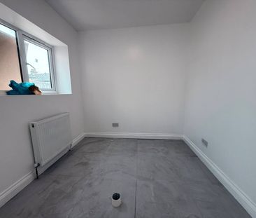 Small size studio flat with seperate kitchen- £1000 inclusive bills - Photo 4