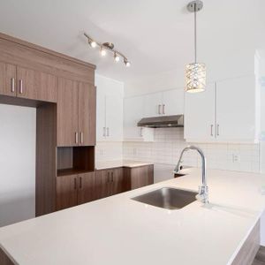 À Louer Superbe 4,5 Triplex Laval Ste-Rose Près Écoles et Commerces (avec stationnement) - Photo 2