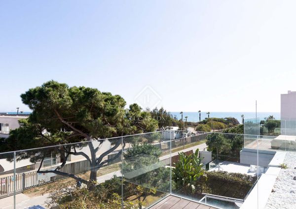 Excellent 5-bedroom house with 52 m² terrace for rent in Gavà Mar, Barcelona