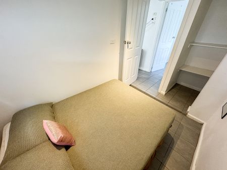 EQUIPPED ST KILDA FOUR BEDROOM APARTMENT. - Photo 3