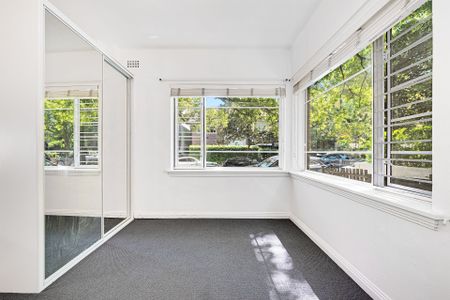 Studio Apartment on Tree Lined Cul De Sac - Offered unfurnished - Photo 2