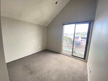 Spacious City fringe Living - Photo 3