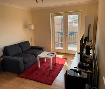 2 Bed Flat, Piper Way, IG1 - Photo 3