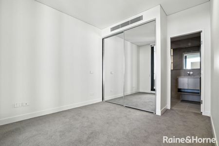 Level 8 with Pool and Golf Course View, Walk to lake and Dinning. - Photo 2